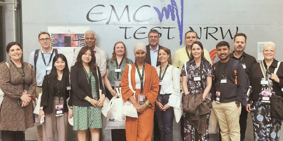 Internationale Delegation bei EMC Test NRW