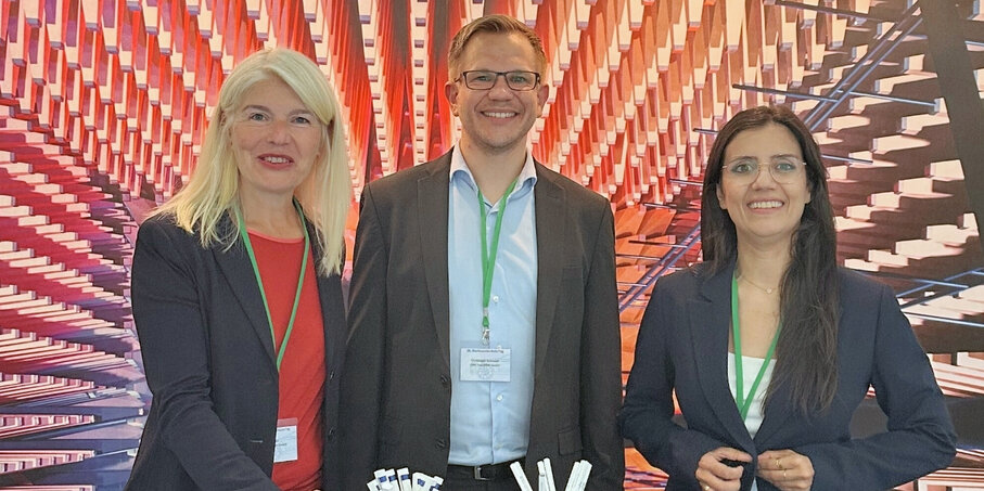 Das Team von EMC Test NRW beim 20. DortmunderAutoTag: Ema Ziga, Christoph Schmidt und Dr. Myrel Tiemann